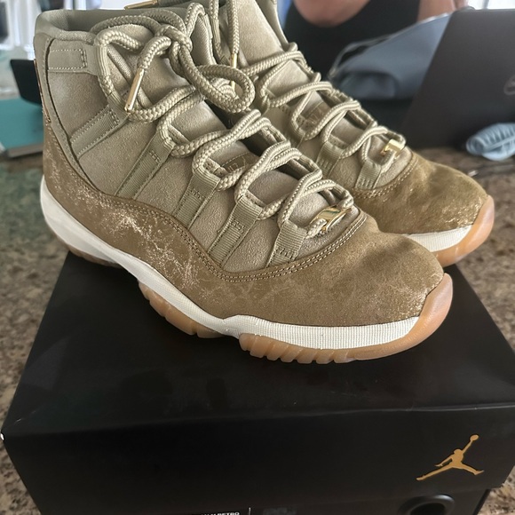 Like new Jordan Retro 11’s - Picture 2 of 4